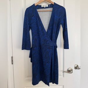DVF Diane Von Furstenberg 100% Silk Julian Wrap Dress Blue & Black - size 6
